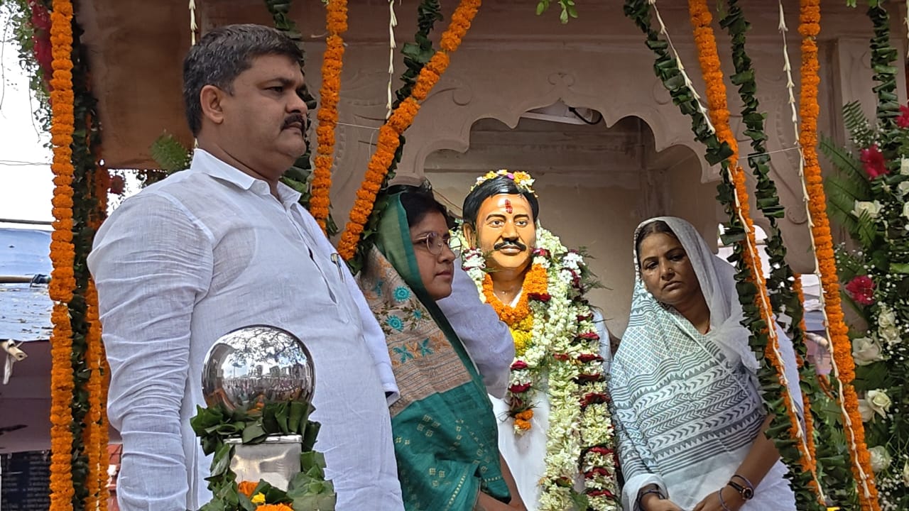 जनता के दिलों में आज भी जिंदा हैं बिंदी यादव: छठी पुण्यतिथि पर उमड़ा जनसैलाब, भावुक हुईं विधायक मनोरमा देवी