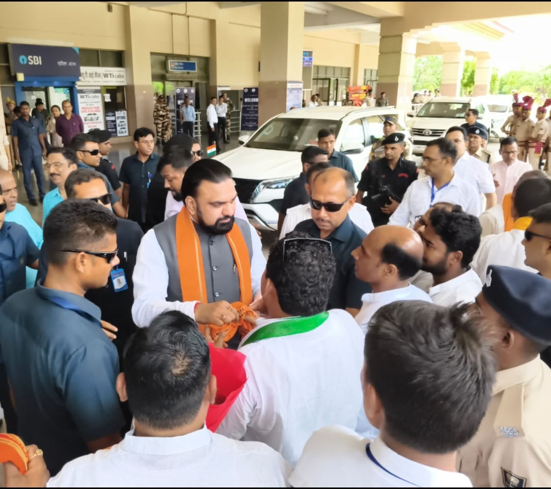 गया आगमन पर मुख्यमंत्री सम्राट चौधरी का भव्य स्वागत, एनडीए कार्यकर्ताओं ने पुष्पगुच्छ व अंगवस्त्र भेंट कर किया अभिनंदन